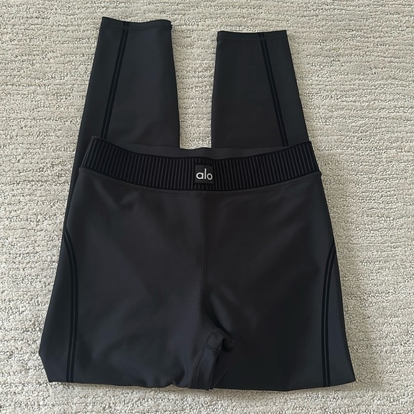 ALO Yoga Pants - ALO | Black Airlift High-Waist 7/8 Line Up Legging | Size Small
